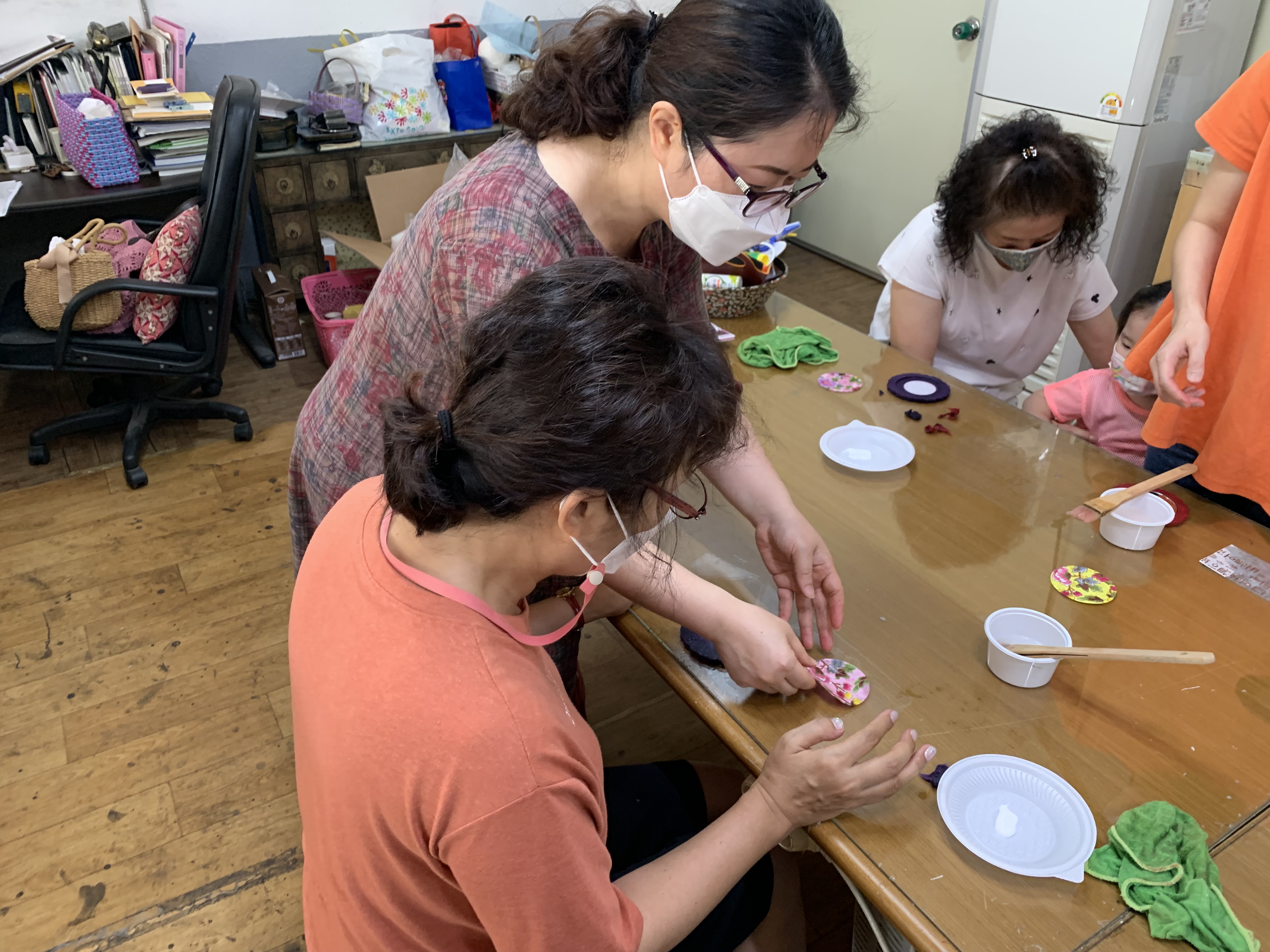 한지 공예 동호회 1차 활동 사진 입니다.